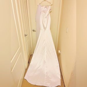 Gorgeous Wedding Dress. Never worn